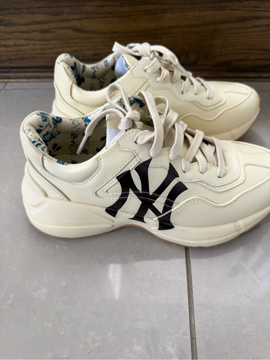 Gucci Shoes - Gucci Cream Leather Sneakers with Blue Floral Interior